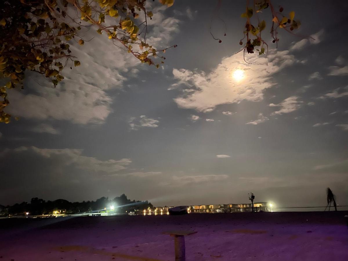 La Isla Tropica Hotel Guraidhoo  Buitenkant foto