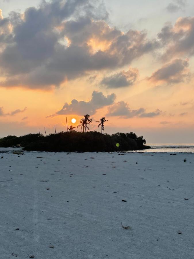 La Isla Tropica Hotel Guraidhoo  Buitenkant foto